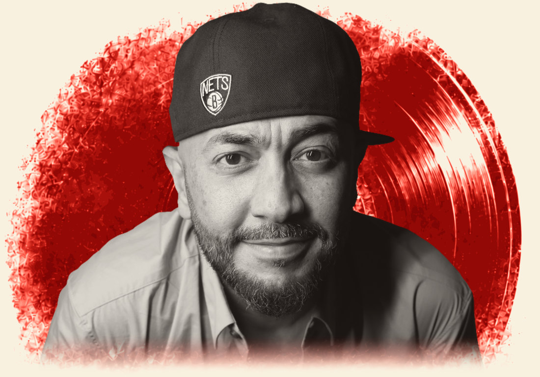 DJ Busy B! mit Cap vor einer roten Schallplatte